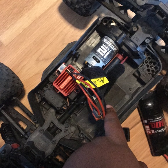 Remote control four-wheel-drive off-road in truck - Picture 2 of 5